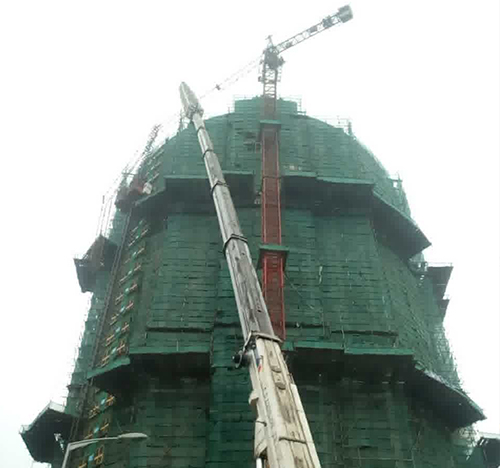 老城吊车在工地上作业